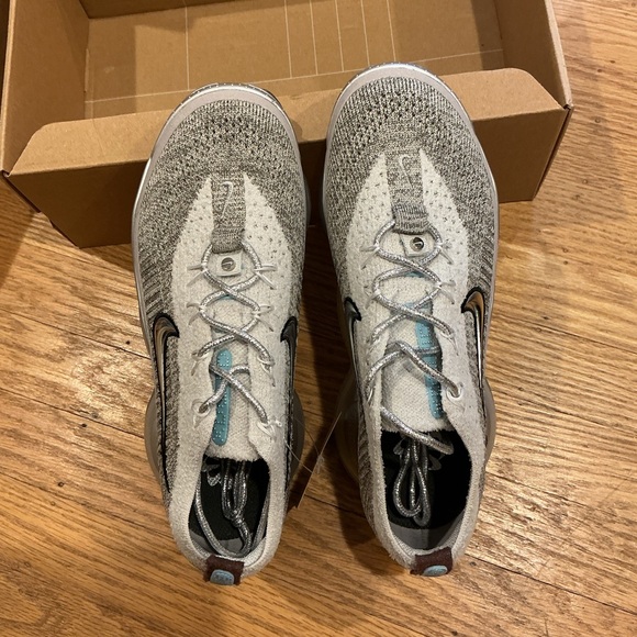 NEW IN BOX Nike Women Air Max Sneakers in Gray and Teal, Size 7.5 - Picture 2 of 4